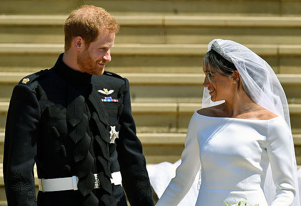 ▲▼哈利王子与梅根2018年5月19日在温莎城堡的圣乔治教堂举行婚礼后走下台阶。 （图／美联社）