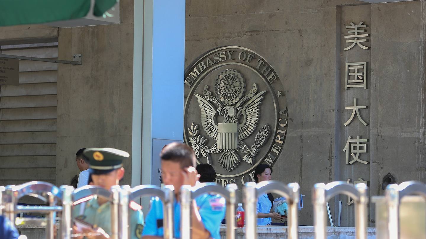 美国驻华大使馆：中国新冠感染激增，所有常规签证服务暂停