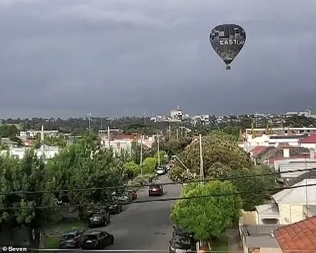 墨尔本热气球低空飞行后紧急降落，引居民围观（组图） - 4