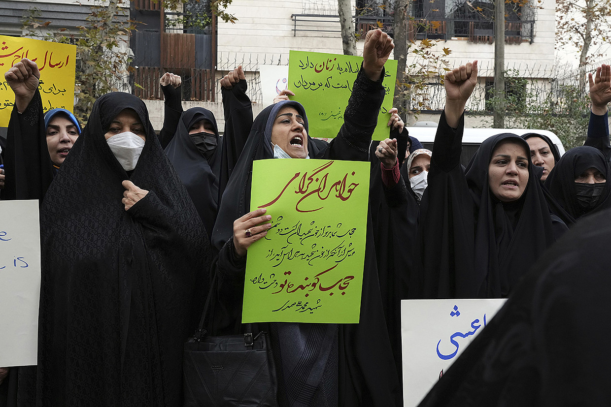 一群亲政府的示威者13日在伊朗首都德黑兰的联合国办公室前抗议，谴责将伊朗从妇女委员会除名的相关呼吁。(美联社)