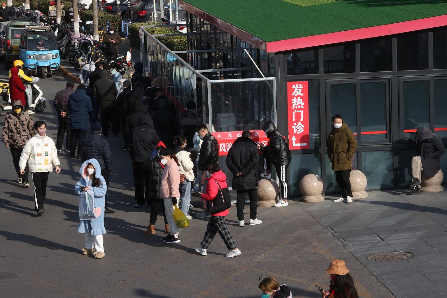 北京某醫院發熱門診外，市民排隊就診。（視覺中國）