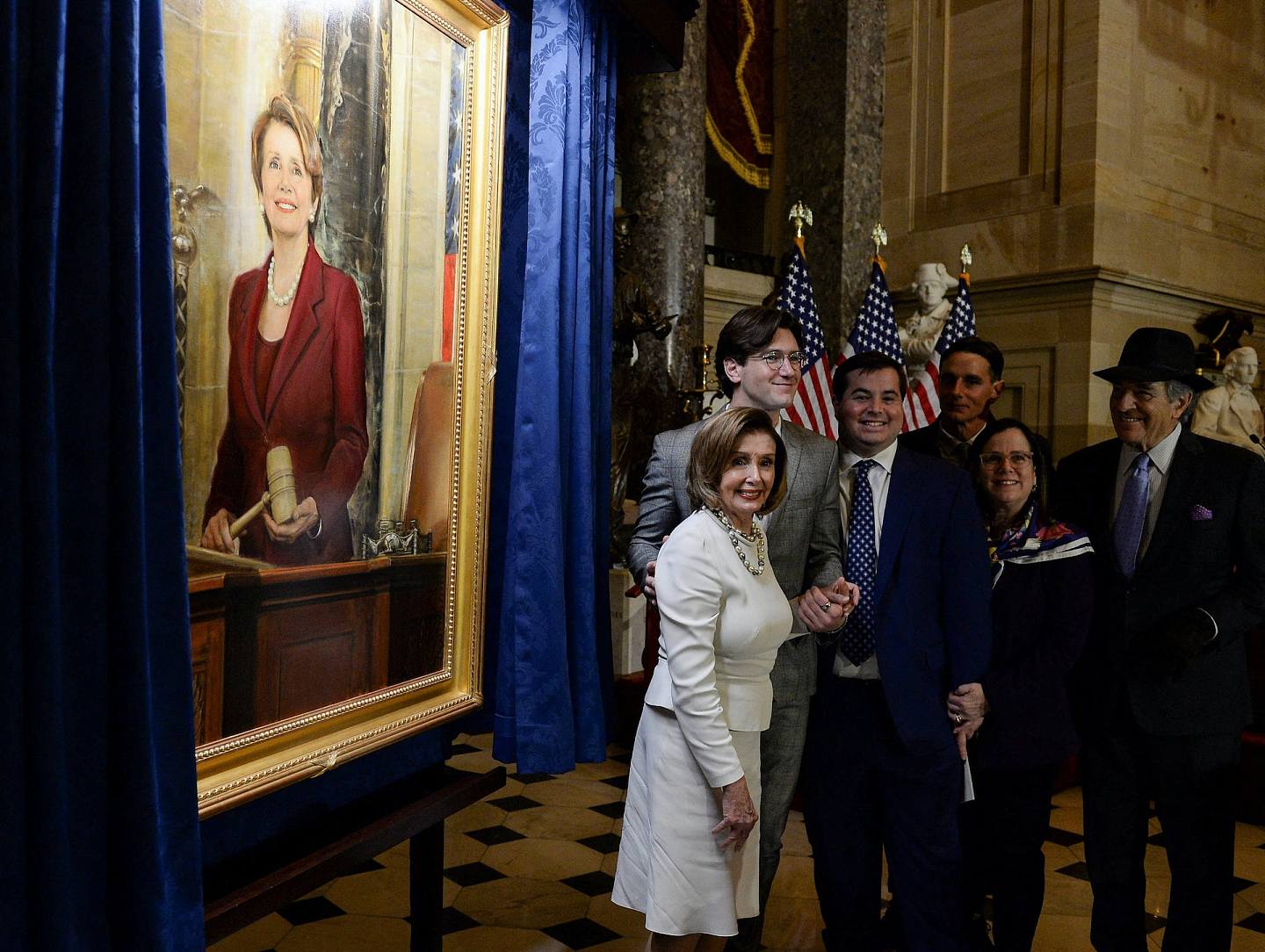 圖為12月15日，佩洛西的肖像畫在國會山莊的雕像廳揭幕，以紀念她擔任眾院領袖多年。（Reuteres）
