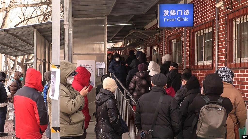 北京一家医院发热门诊外排长队的市民。（2022年12月14日）