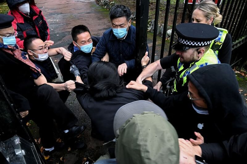 来自香港的Bob Chan 10月16日与其他数名旅英港人在中国驻曼彻斯特总领事馆外抗议时，被拖进总领事馆围殴。 （路透社）