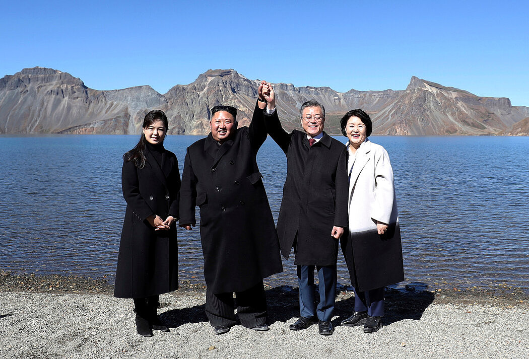 2018年，韩国总统文在寅和妻子金正淑与朝鲜领导人金正恩和妻子李雪主在朝鲜白头山。