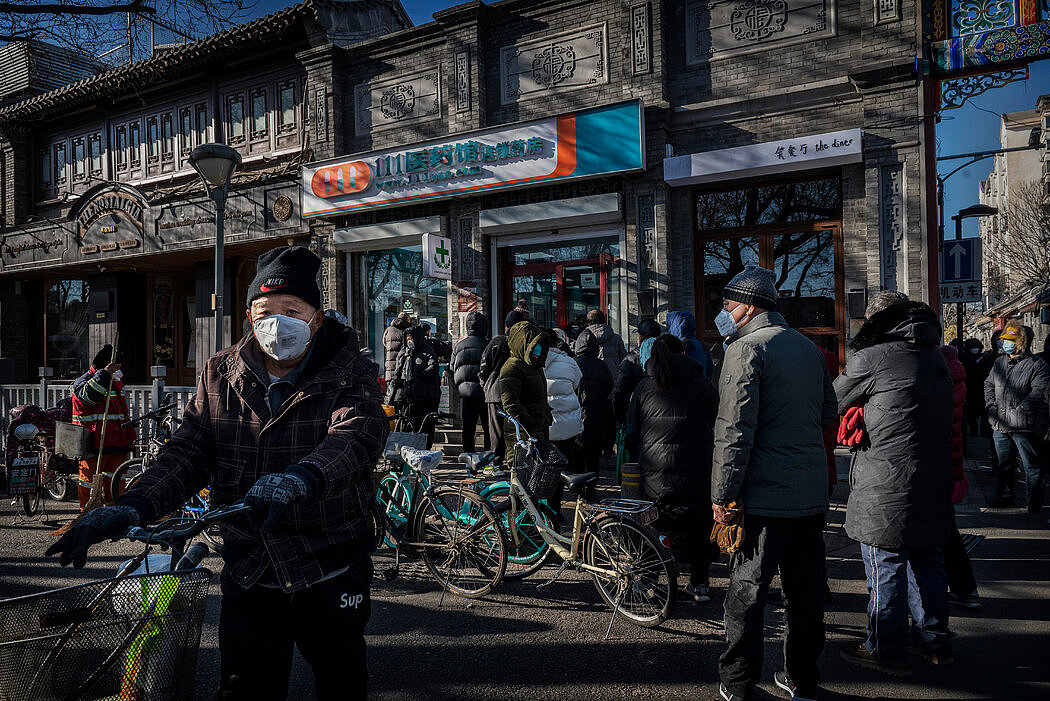 本周早些时候在北京一家药店外排队的民众，北京正在应对一波新冠感染浪潮。