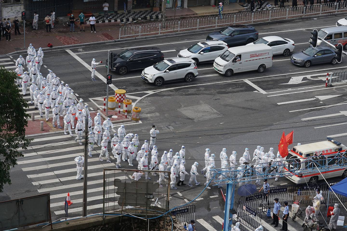 2021年6月3日，广州，越秀区青年志愿者队伍支援荔湾区广船鹤园小区防疫和物质派送工作。 （人民视觉）