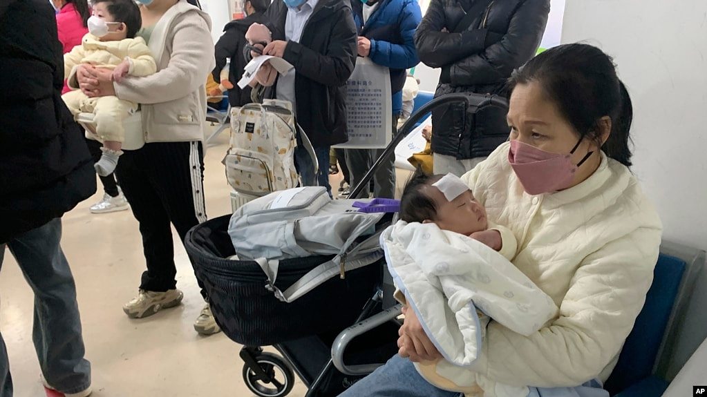 北京儿童医院里候诊的病孩和排队的市民。（2022年12月14日）
