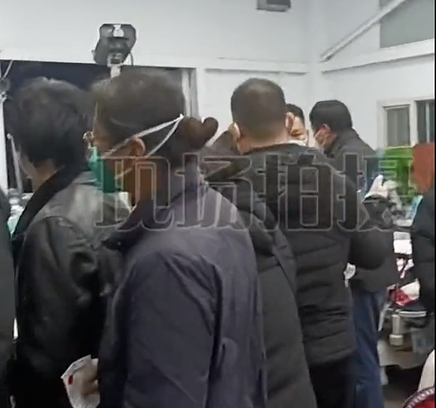 河北医科大学医院病患数爆量，家属塞满大厅   图：翻摄自推特影片