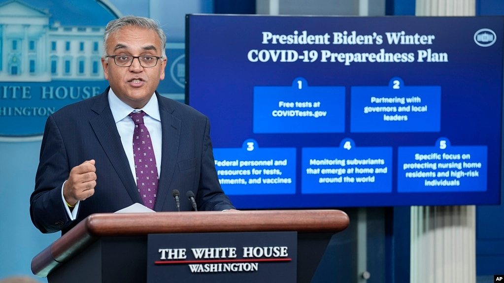 白宫新冠病毒应对协调员阿希什·杰哈(Ashish Jha)2022年12月15日在白宫新闻简报会上讲话。