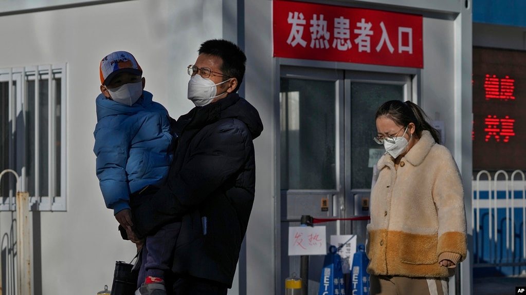 北京一家医院的发热门诊大门前。（2022年12月10日）