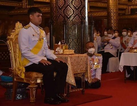 泰国44岁公主靠人工心肺维持生命！父王穿拖鞋探望，王后罕见素颜（组图） - 5