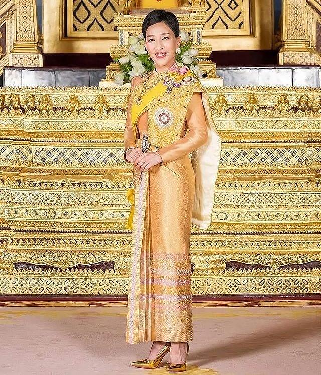 泰国44岁公主靠人工心肺维持生命！父王穿拖鞋探望，王后罕见素颜（组图） - 4