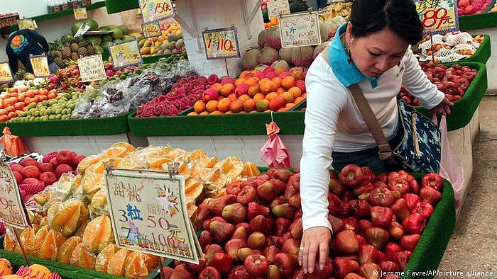 “水果王国”台湾近年多项水果产品遭到最大出口市场的中国“封杀”。