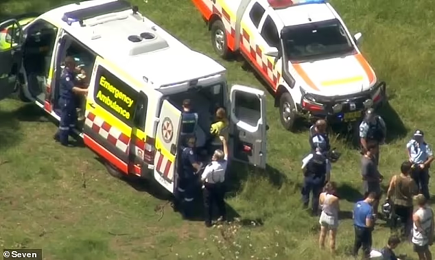澳男跳伞遭意外被困树上，跌落10米高空后送医！救护人员：他应该去买彩票（组图） - 4