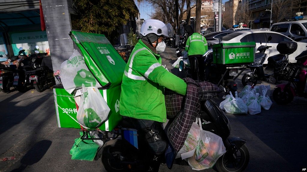 2022年12月18日，北京一位外送人员的电动车上装满了居民们网订的物品。近来北京爆发又一波新冠疫情，导致外送人员奇缺。