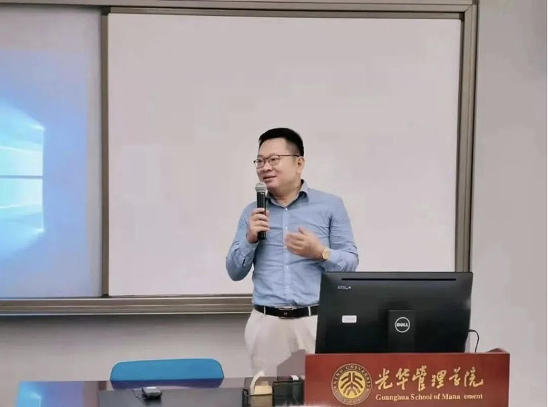王晓伟冒用「莫斯科大学外籍教授」身分，在北京大学参加活动。（取材自微博）