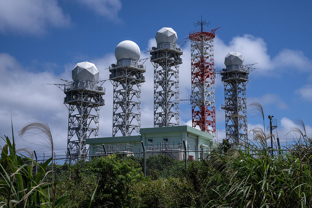 与那国岛上的日本军事雷达设施，该岛是离台湾不远的琉球群岛的一部分。