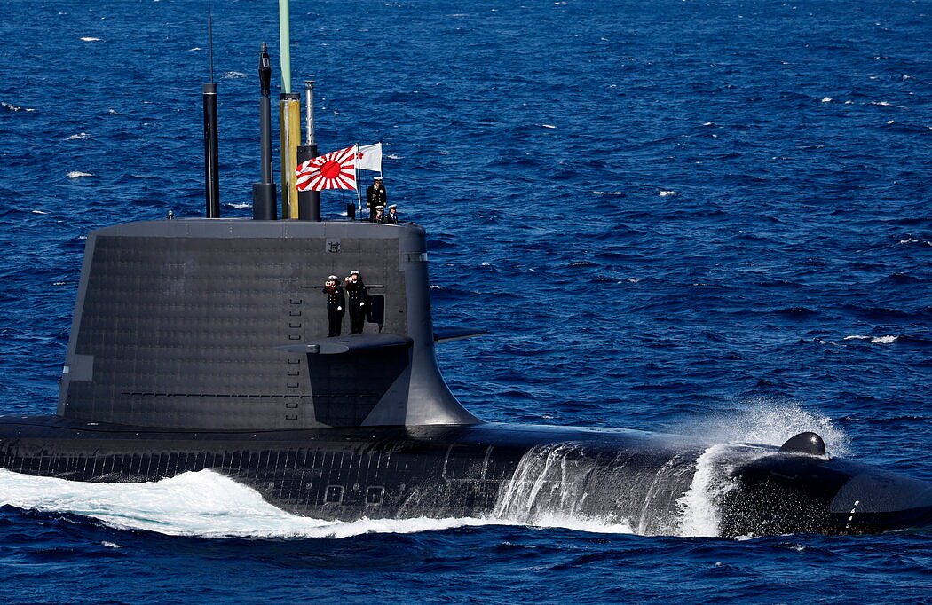 日本上个月举行的相模湾国际舰队阅兵中的一艘涡潮级潜艇。