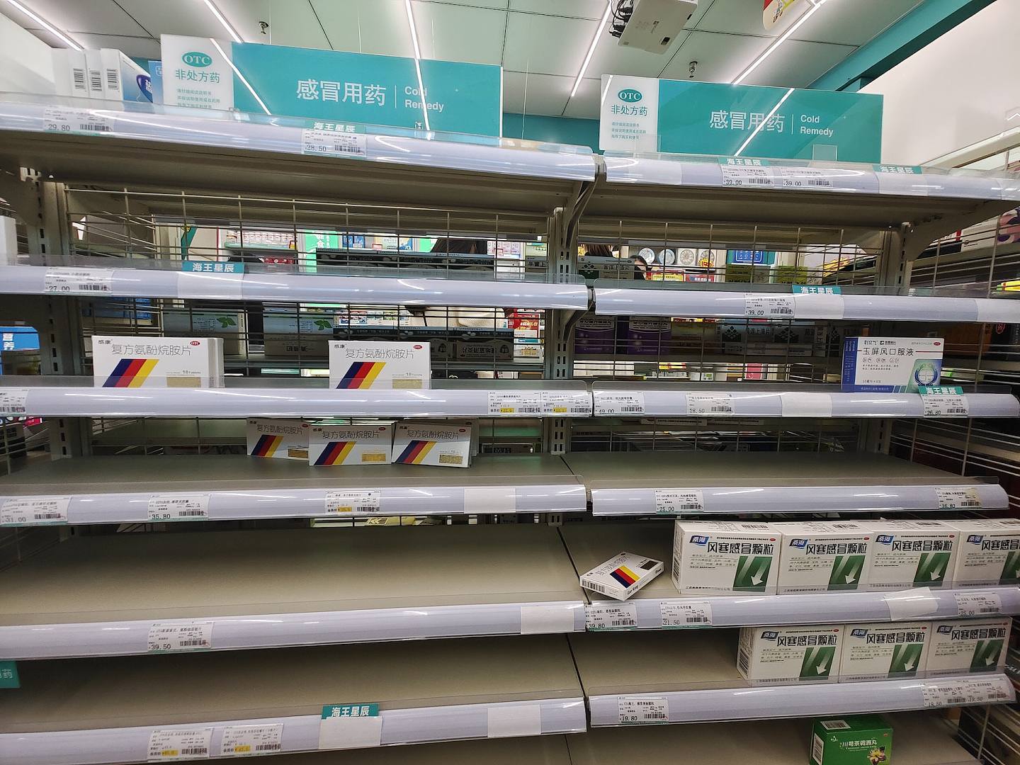 广州部分藥店退燒藥物缺貨，口罩、藥品限購。（視覺中國）