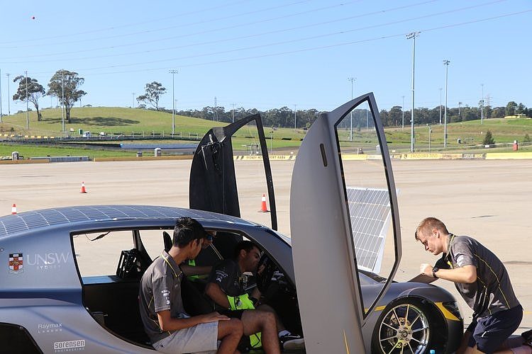 澳大利亚大学生生一直以来都在参加这样一个年度太阳能动力车的比赛。