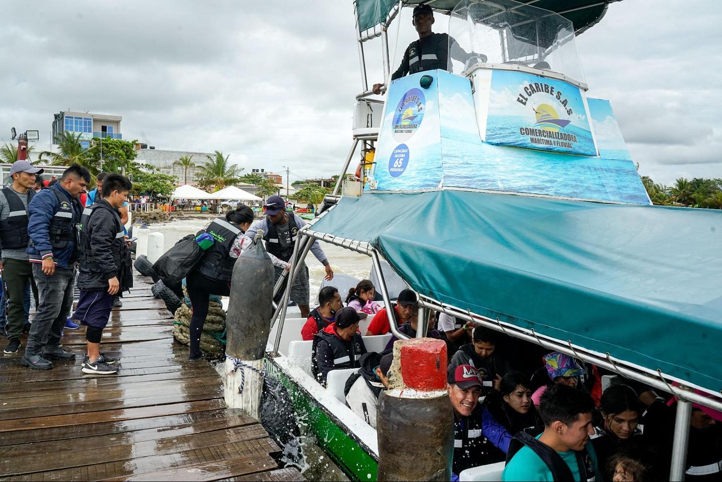 11月4日，来自拉丁美洲、非洲、亚洲等各国的移民，带着帐篷、雨鞋、睡垫，从哥伦比亚内科克里（Necoclí）港口登船，准备穿越哥伦比亚与巴拿马交界的达连隘口（Darién Gap），试图偷渡前往美国。（摄影／陈映妤）