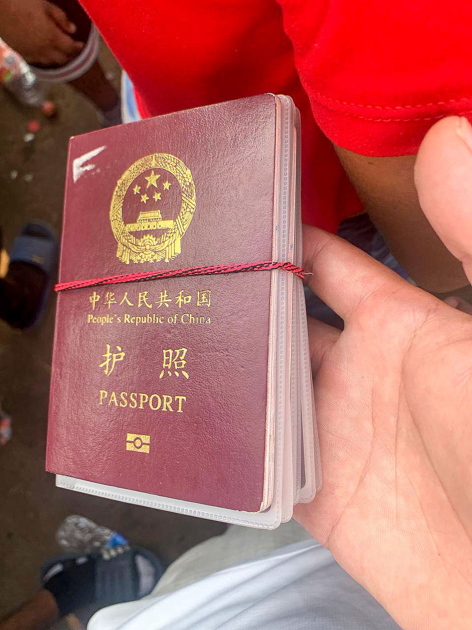 程杰在走线过程中，将自己与太太和3个孩子的中华人民共和国护照，捆绑在一起。（图片提供／受访者）