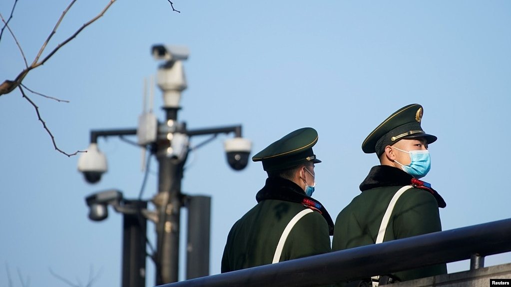 中国武警士兵在上海街头的监控摄像头下执勤。（2022年1月20日）