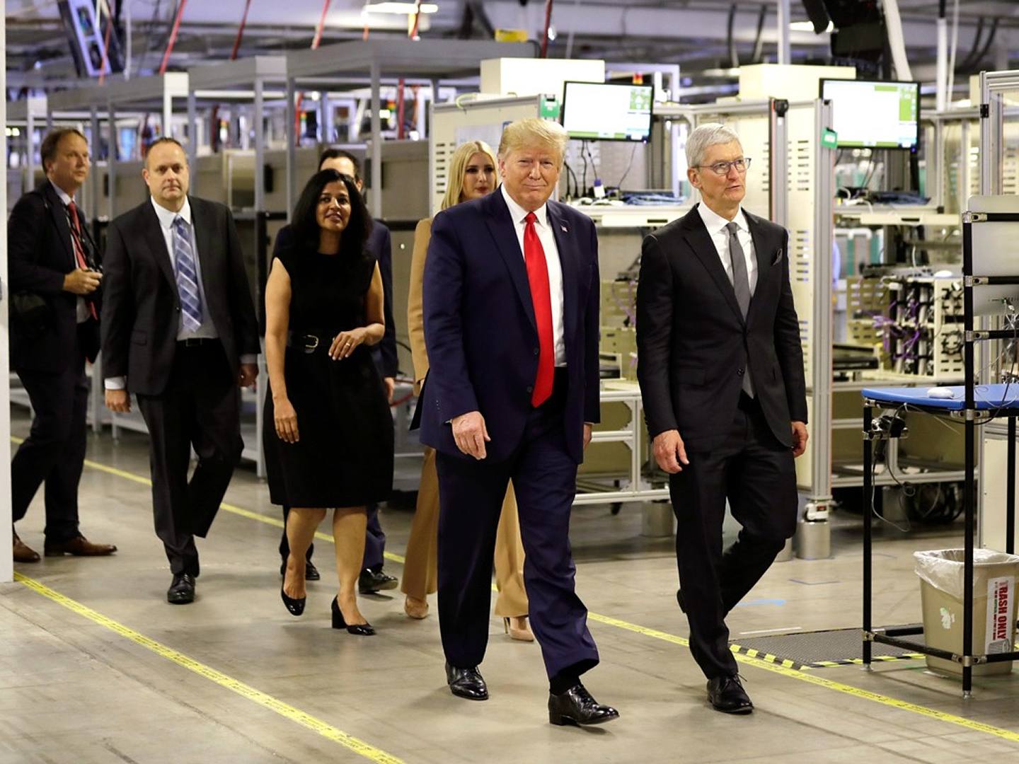 在中美贸易战的背景下，美国时任总统特朗普2019年11月20日和女儿伊万卡一起参观了一家苹果工厂。 （AP）