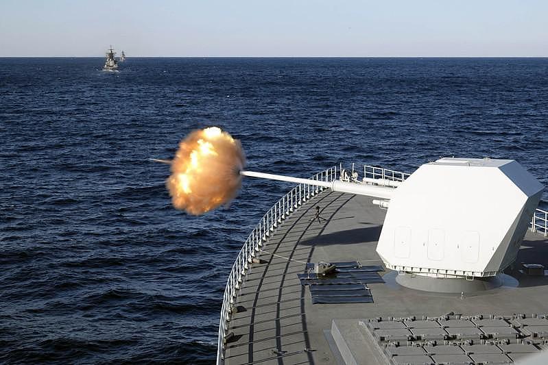 去年中俄「海上联合-2021」演习，中方的南昌舰主炮对海射击演练。 （中新社）