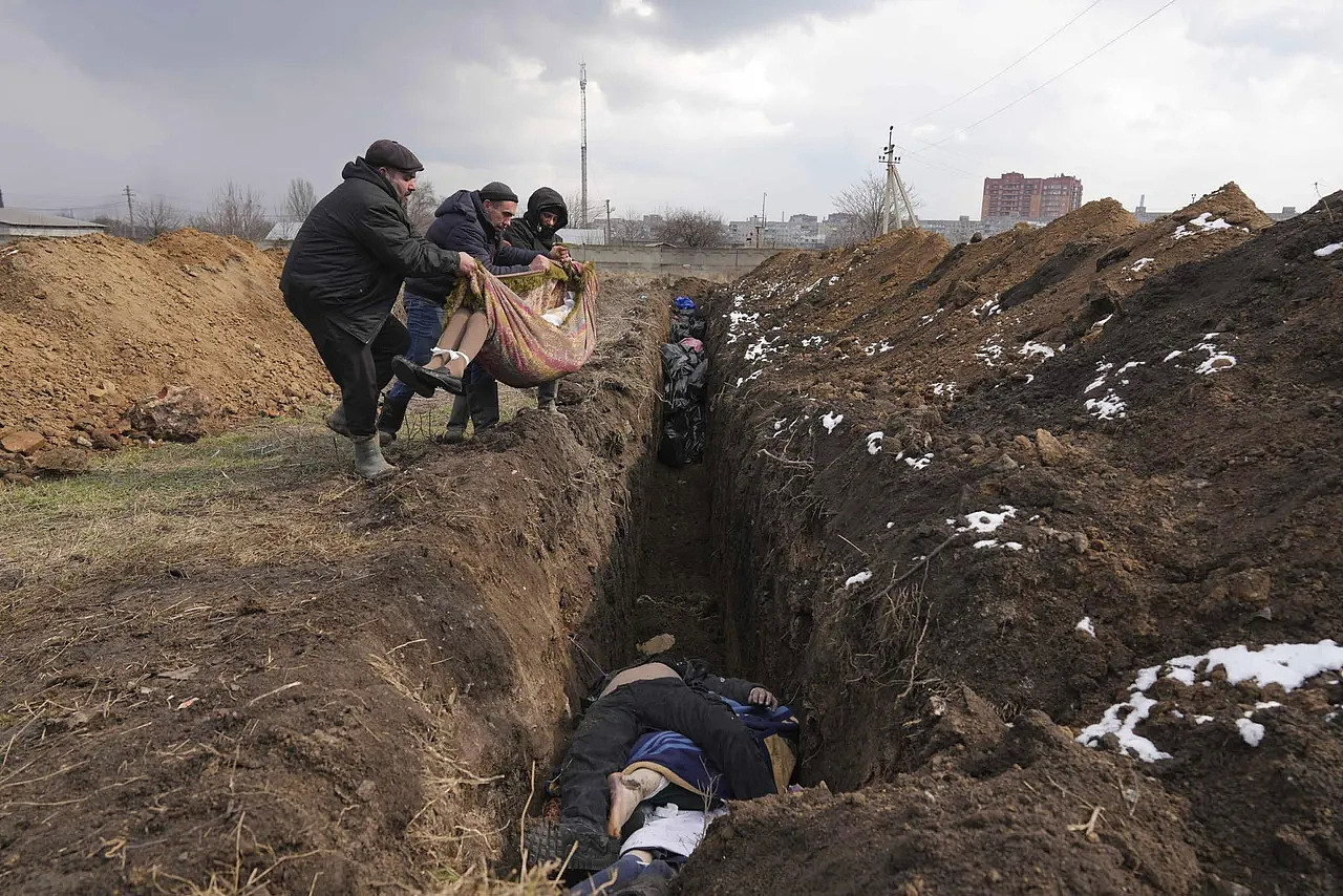 俄军直攻乌克兰南部马立波，意图打通从俄国本土直通克里米亚的通道。 马立波死伤惨重。 美联社