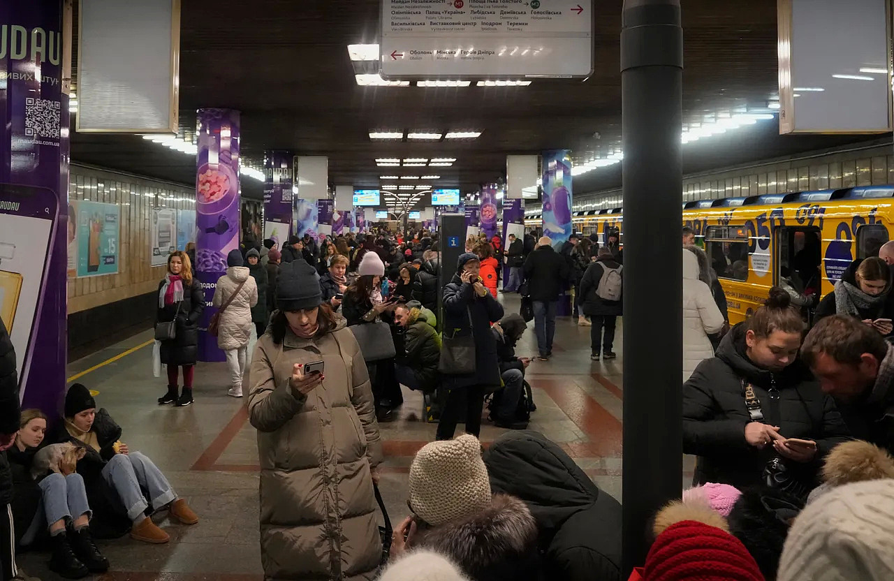在地铁站躲空袭警报已成乌克兰人民生活的日常。 美联社