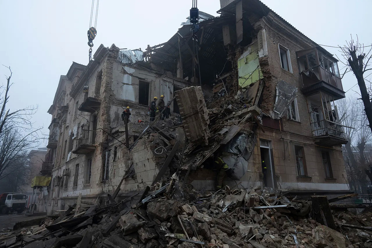 俄军近日又加强炮火，乌克兰民宅被炸得面目全非。 美联社