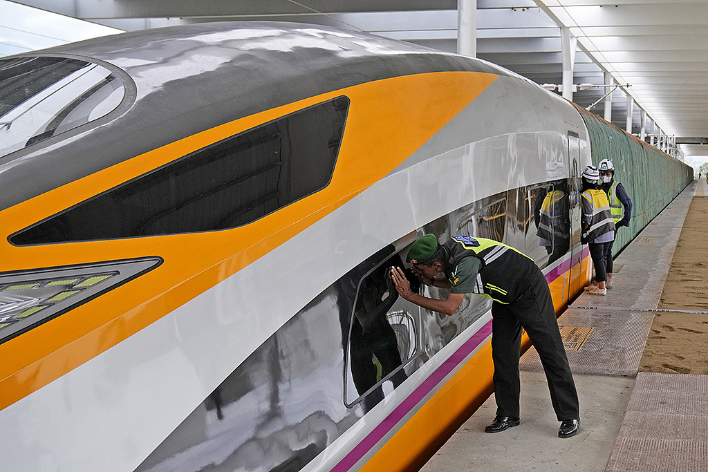 雅万高铁技术人员10月13日在德卡鲁尔车站检查列车状况。(美联社)