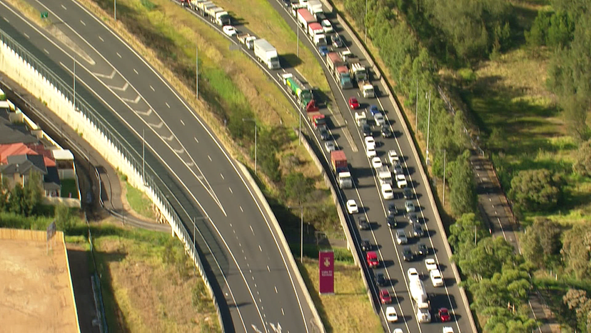 悉尼高速公路多辆卡车相撞！导致柴油泄漏，交通堵塞数公里（组图） - 3