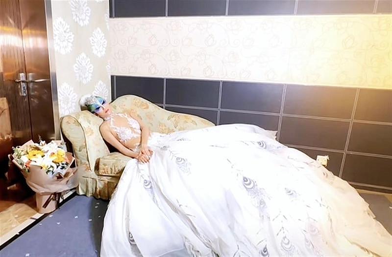 化妆师晒出染疫后的杨丽萍演出期间在后台休息视频截图。 （楚天都市报）