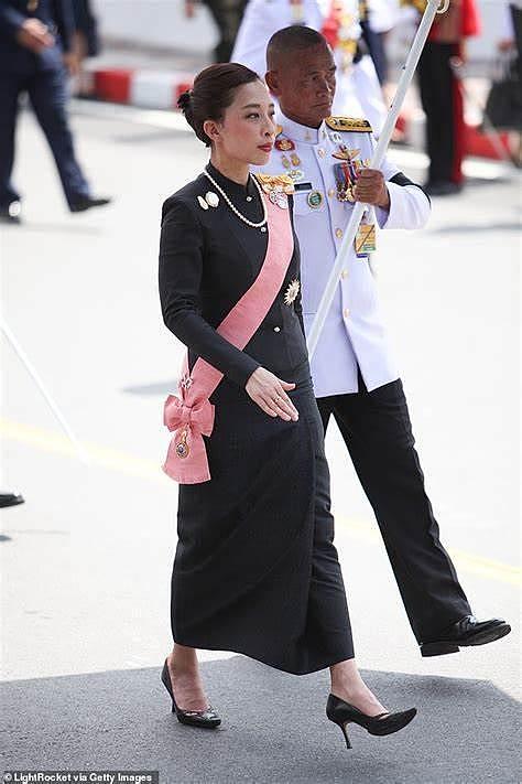 泰国44岁长公主病情持续恶化，国王和王后无法探望，民众纷纷祈福（组图） - 3