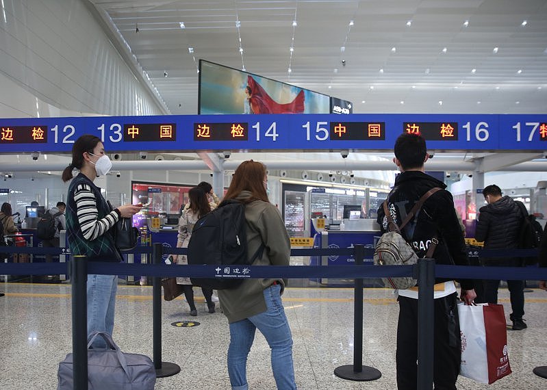 大陆放松防疫规定，广州白云机场口岸出入境客流回升明显。 中通社