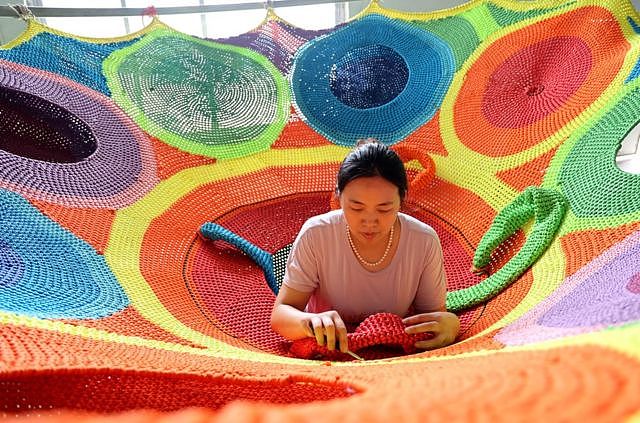 山东省滨州市惠民县李庄镇某体育绳网生产企业车间内，工人正在加快生产体育绳网订单。