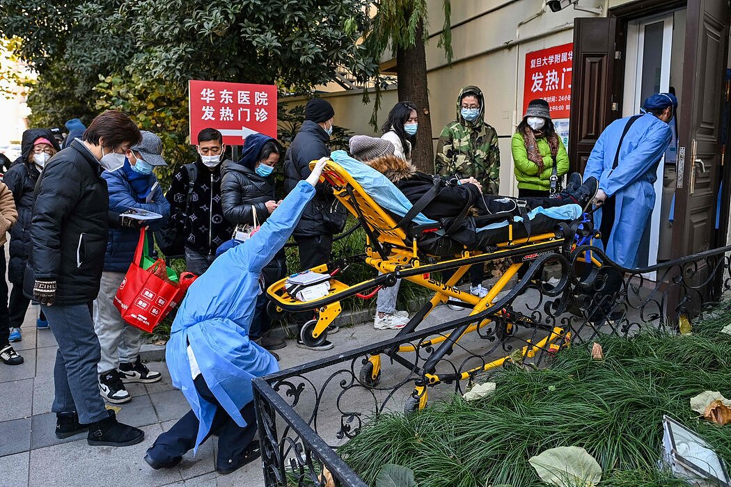 改变“新冠清零”政策的速度之快使中国的医院、诊所和药店措手不及。