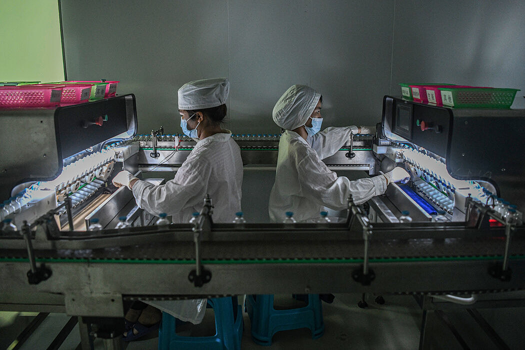 中国医药集团的一条生产线。该集团上周宣布已达成进口和分销辉瑞药物Paxlovid的协议。