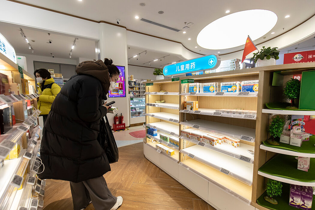 中国许多城市的药店（比如上海这家），退烧药和感冒药已销售一空。