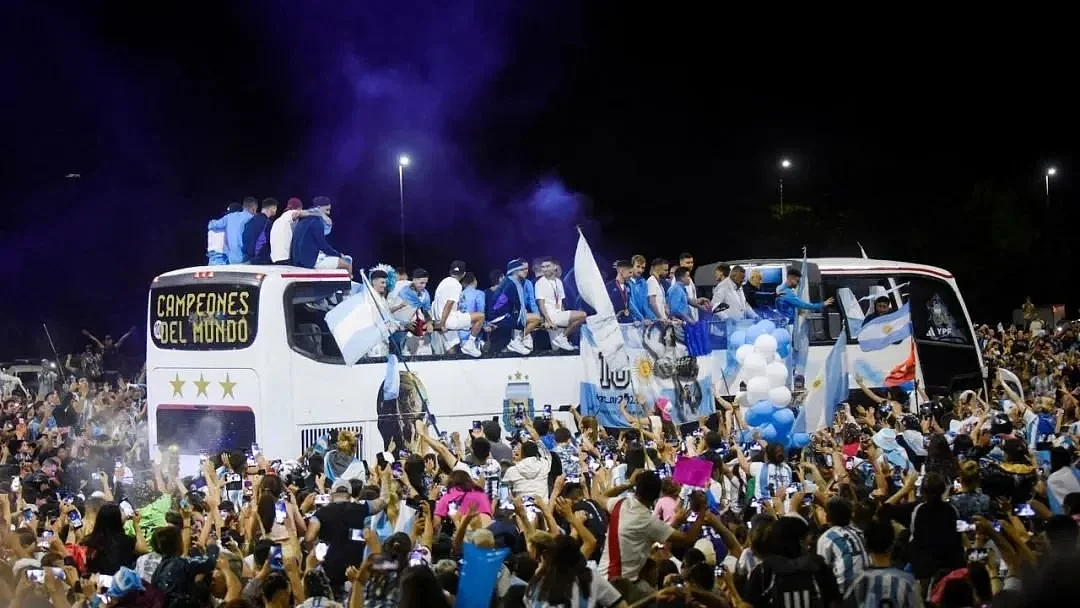 12月20日早，阿根廷国家队返回布宜诺斯艾利斯，向球迷挥手致意。图源：路透社