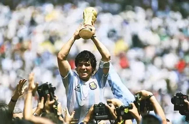 1986年世界杯阿根廷夺冠，马拉多纳自己被高高举起，手上捧起大力神杯