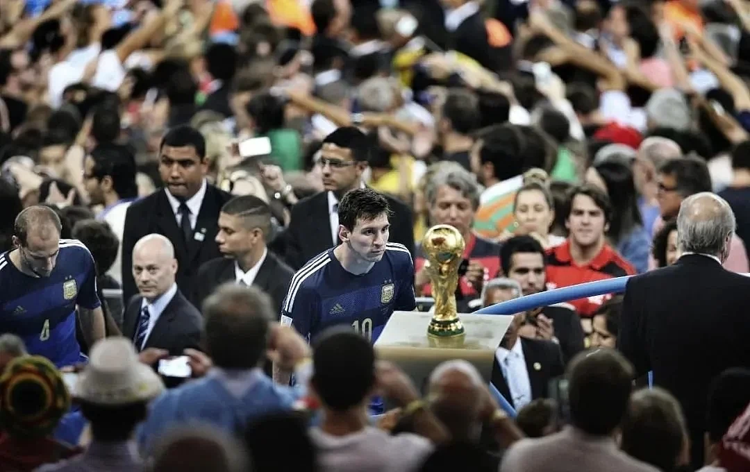 2014年7月14日，巴西里约热内卢，2014巴西世界杯决赛负于德国队后，梅西凝视着大力神杯。 图源：视觉中国