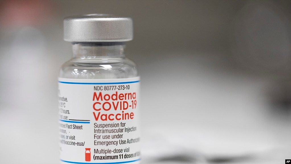 2021 年 12 月 27 日，美国俄勒冈州波特兰市一家药房柜台上陈列的一瓶莫德纳COVID-19 疫苗。（美联社照片）