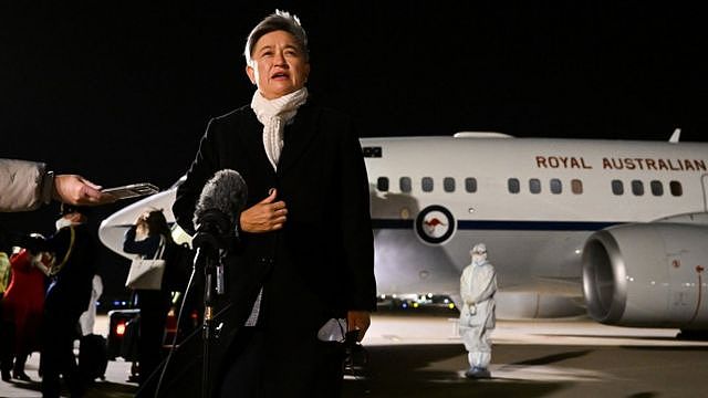黄英贤在北京首都机场向澳大利亚媒体记者发言（20/12/2022）