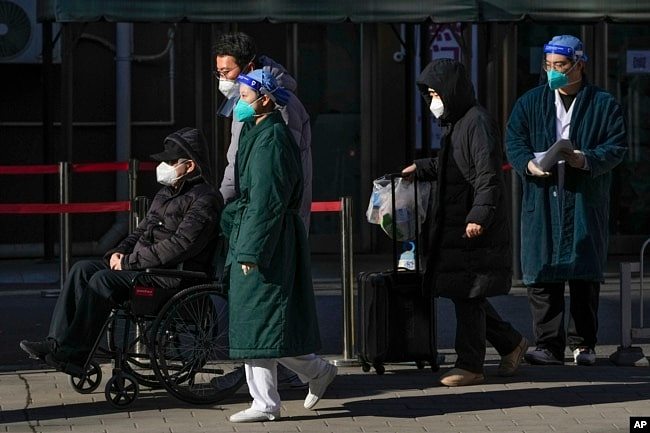 北京一家医院外一位坐轮椅排队离开发热门诊的老年病患。（2022年12月19日）