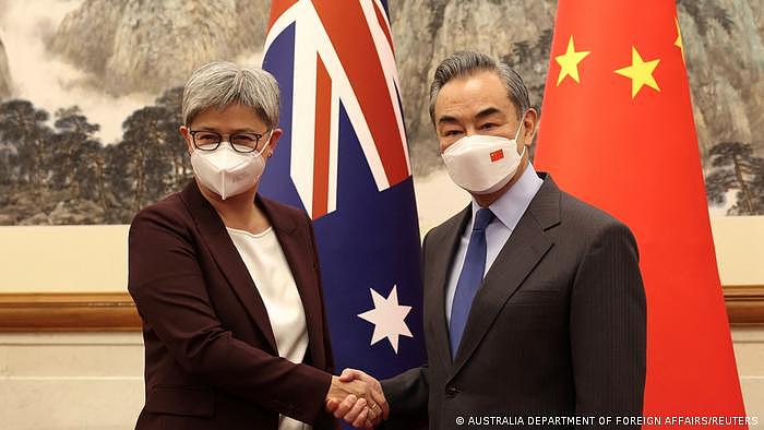 澳大利亚外长黄英贤12月21日与中国外长王毅会晤