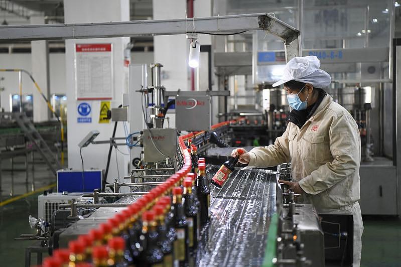 中国各省为促经济增长，不仅出海抢订单也出省抢工人。 图为湖南长沙一处食品工厂的生产情况。 （中新社）